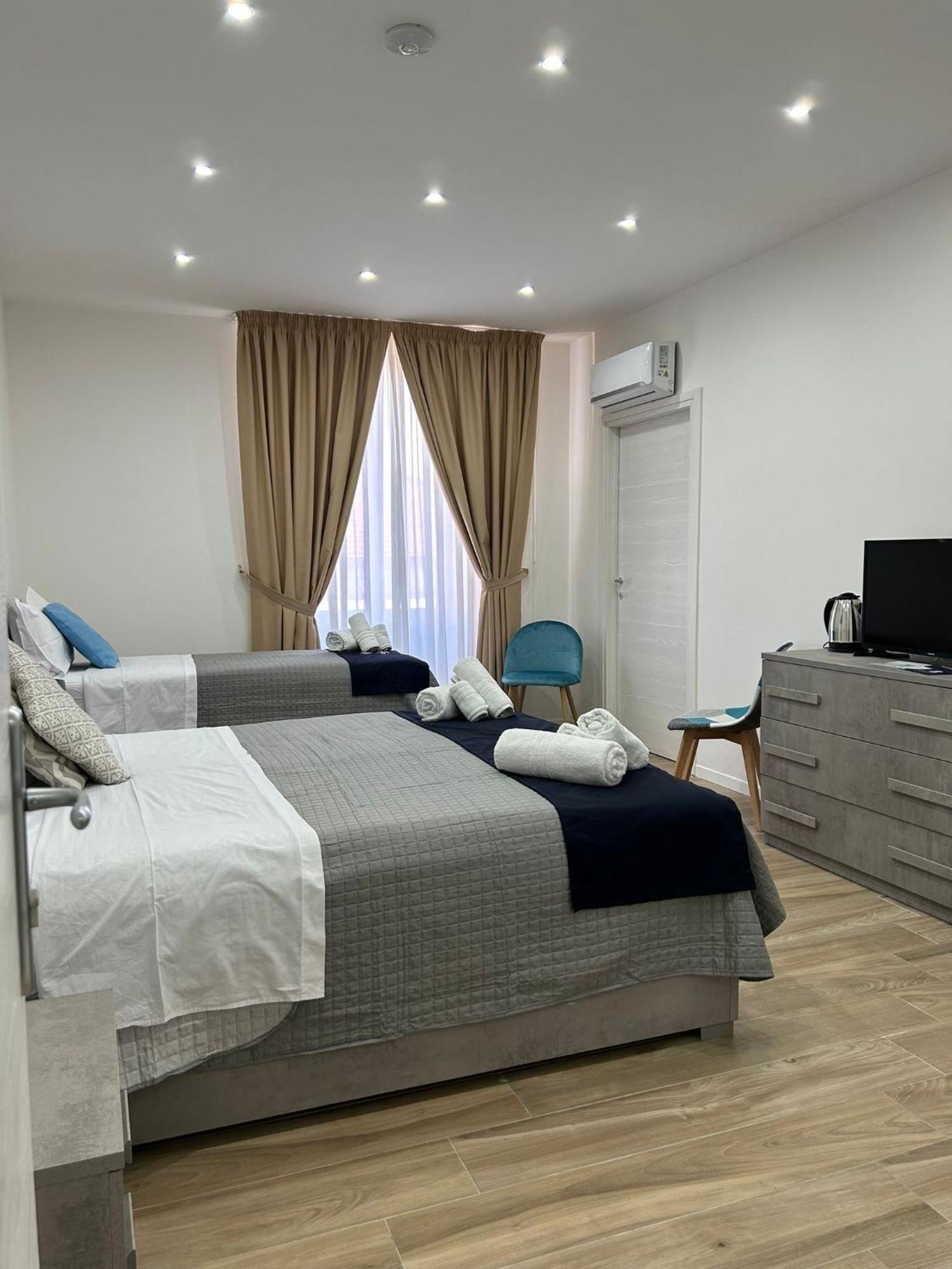 Giuly Suites & Rooms Naples Exterior photo